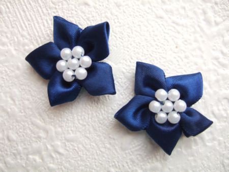 Satijnen bloem met wit parel hart ~ 3 cm ~ Marine blauw - 1