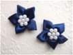 Satijnen bloem met wit parel hart ~ 3 cm ~ Marine blauw - 1 - Thumbnail