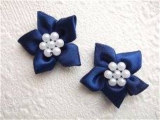 Satijnen bloem met wit parel hart ~ 3 cm ~ Marine blauw