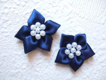 Satijnen bloem met wit parel hart ~ 3 cm ~ Marine blauw - 2