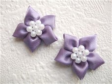 Satijnen bloem met wit parel hart ~ 3 cm ~ Oud lila paars