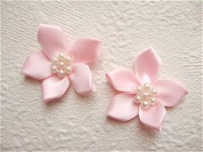 Satijnen bloem met wit parel hart ~ 4 cm ~ Roze