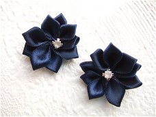 Prachtige satijnen spiraal bloem met bling ~ 2,5 cm ~ Marine blauw