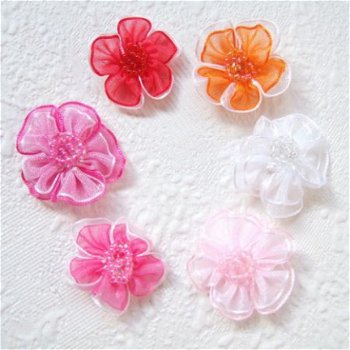 Prachtige organza bloem met kraaltjes ~ 2,5 cm ~ Donker roze - 2