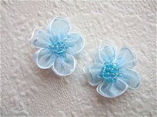 Prachtige organza bloem met kraaltjes ~ 2,5 cm ~ Licht blauw