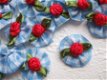 Schattig blauw geruit rozetje met rood roosje ~ 2,5 cm - 1 - Thumbnail