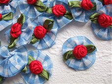 Schattig blauw geruit rozetje met rood roosje ~ 2,5 cm