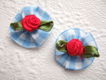 Schattig blauw geruit rozetje met rood roosje ~ 2,5 cm - 3 - Thumbnail