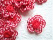 Mooi satijnen roosje op geruit rozetje ~ 2 cm ~ Rood - 1 - Thumbnail
