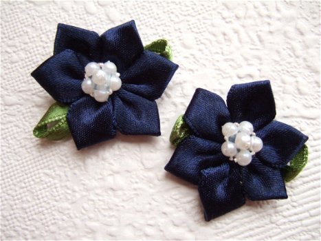 Satijnen bloem op blad, met wit parel hart ~ 3 cm ~ Marine blauw - 1