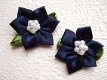 Satijnen bloem op blad, met wit parel hart ~ 3 cm ~ Marine blauw - 1 - Thumbnail