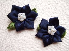 Satijnen bloem op blad, met wit parel hart ~ 3 cm ~ Marine blauw