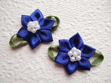 Satijnen bloem op blad, met wit parel hart ~ 3 cm ~ Konings blauw - 1