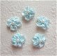 Schattige satijnen bloemetje met parel kraaltje ~ 2 cm ~ Licht blauw - 1 - Thumbnail