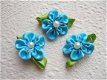 Schattige satijnen bloemetje op blad met parel kraaltje ~ 2 cm ~ Aqua blauw - 1 - Thumbnail