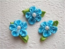Schattige satijnen bloemetje op blad met parel kraaltje ~ 2 cm ~ Aqua blauw