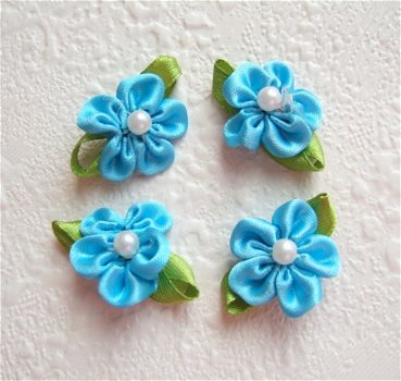 Schattige satijnen bloemetje op blad met parel kraaltje ~ 2 cm ~ Aqua blauw - 2