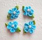 Schattige satijnen bloemetje op blad met parel kraaltje ~ 2 cm ~ Aqua blauw - 2 - Thumbnail