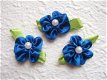 Schattig satijnen bloemetje op blad met parel kraaltje ~ 2 cm ~ Konings blauw - 1 - Thumbnail