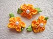 Schattige satijnen bloemetje op blad met parel kraaltje ~ 2 cm ~ Oranje - 1 - Thumbnail