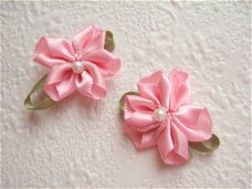 Lief satijnen bloemetje op smal blad met parel kraaltje ~ 3 cm ~ Roze