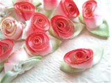 Prachtig roze-rood satijnen roosje met goud glitter