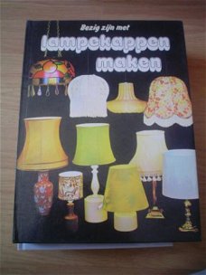 Bezig zijn met lampekappen maken door L. Doeser