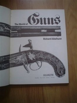 The world of guns by Richard Akehurst (geweren) - 2