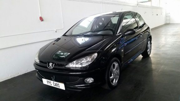 Peugeot 206 - 1.6-16V GENTRY PREMIUM Leer, weinig echte KM NAP, Clima, 5DRS, APK , DEALER - 1