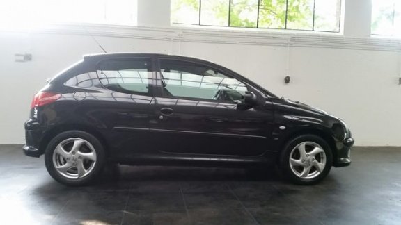 Peugeot 206 - 1.6-16V GENTRY PREMIUM Leer, weinig echte KM NAP, Clima, 5DRS, APK , DEALER - 1