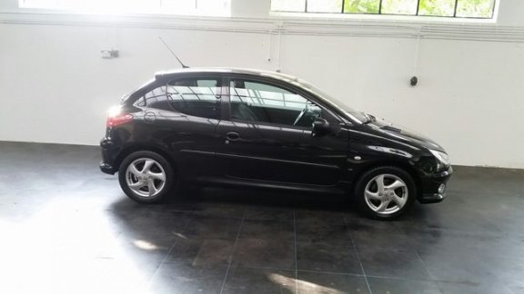 Peugeot 206 - 1.6-16V GENTRY PREMIUM Leer, weinig echte KM NAP, Clima, 5DRS, APK , DEALER - 1