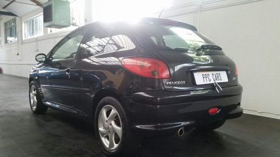 Peugeot 206 - 1.6-16V GENTRY PREMIUM Leer, weinig echte KM NAP, Clima, 5DRS, APK , DEALER - 1