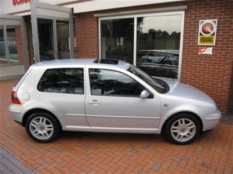 Volkswagen Golf - 2.3 V5 Highline - 1