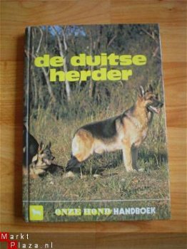 De Duitse herder door May E. Tidbold - 1