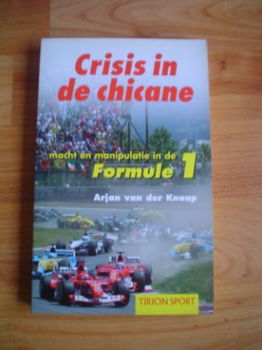 Crisis in de chicane door Arjan van der Knaap - 1