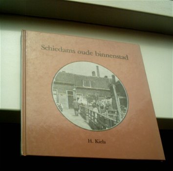 Schiedams oude binnenstad(H. Kiela, ISBN 9080056111). - 1