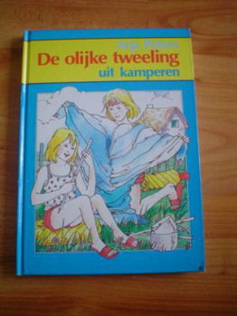 De olijke tweeling uit kamperen door Arja Peters - 1