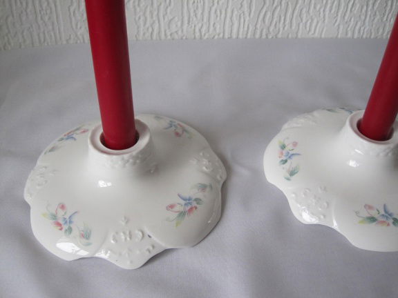 Twee kaarsen kandelaars Aynsley Little Sweethart. - nr. 1