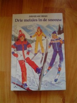 Drie meisjes in de sneeuw door Jolanda van Velzen - 1