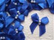 Satijnen strikje met 2 parel kraaltjes ~ Konings blauw - 1 - Thumbnail