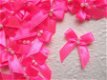 Satijnen strikje met 2 parel kraaltjes ~ Neon roze - 1 - Thumbnail