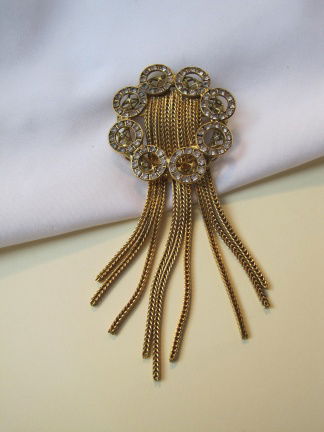 Broche antiek goudkleurig met sliertjes en heldere kristal rijnsteen cirkels 4.0x8.7 cm - nr. 1