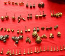 Antieke, oude en nieuwe koperen en bronzen kastknoppen no 5.
