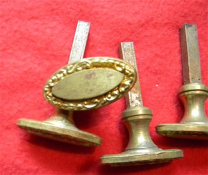 Antieke, oude en nieuwe koperen en bronzen kastknoppen no 5. - 8