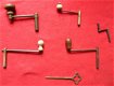 Antieke , oude en nieuwe kloksleutels(kruk) no 4. - 2 - Thumbnail