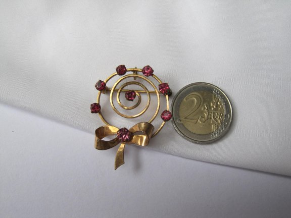 Broche kettinghanger antiek spiraal strik model met roze kristal rijnsteentjes 4.1x3.2 cm - Afbeelding 2