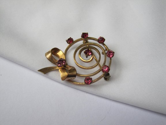Broche kettinghanger antiek spiraal strik model met roze kristal rijnsteentjes 4.1x3.2 cm - Afbeelding 4