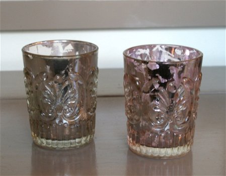 2 decoratieve glaasjes in 'rijkeluiszilver' - stijl - 1