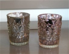 2 decoratieve glaasjes in 'rijkeluiszilver' - stijl