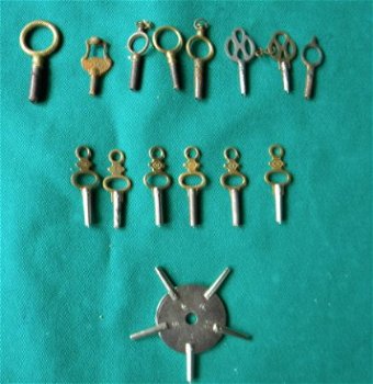 15 stuks antieke en nieuwe horloge sleutels. - 1